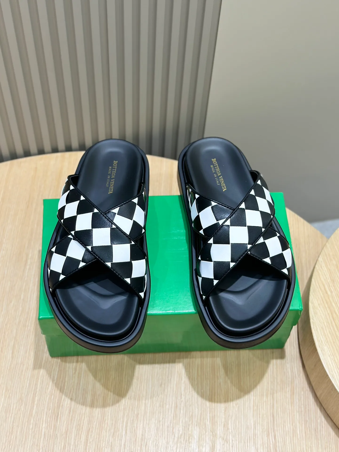 Factory price: 360💰BV hand-woven men's slippers and sandals - suitable for walking. It still emphasizes minimalism and practical wearability, but is full of vivid artistry. Super classic, luxurious and comfortable, imported cowhide + cowhide lining + lightweight outsole Size: 39-44 (customized at 38.45)